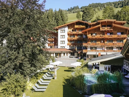 Wellnessurlaub - Babysitterservice - Außenansicht mit Whirlpool - ALL INCLUSIVE Hotel DIE SONNE****s