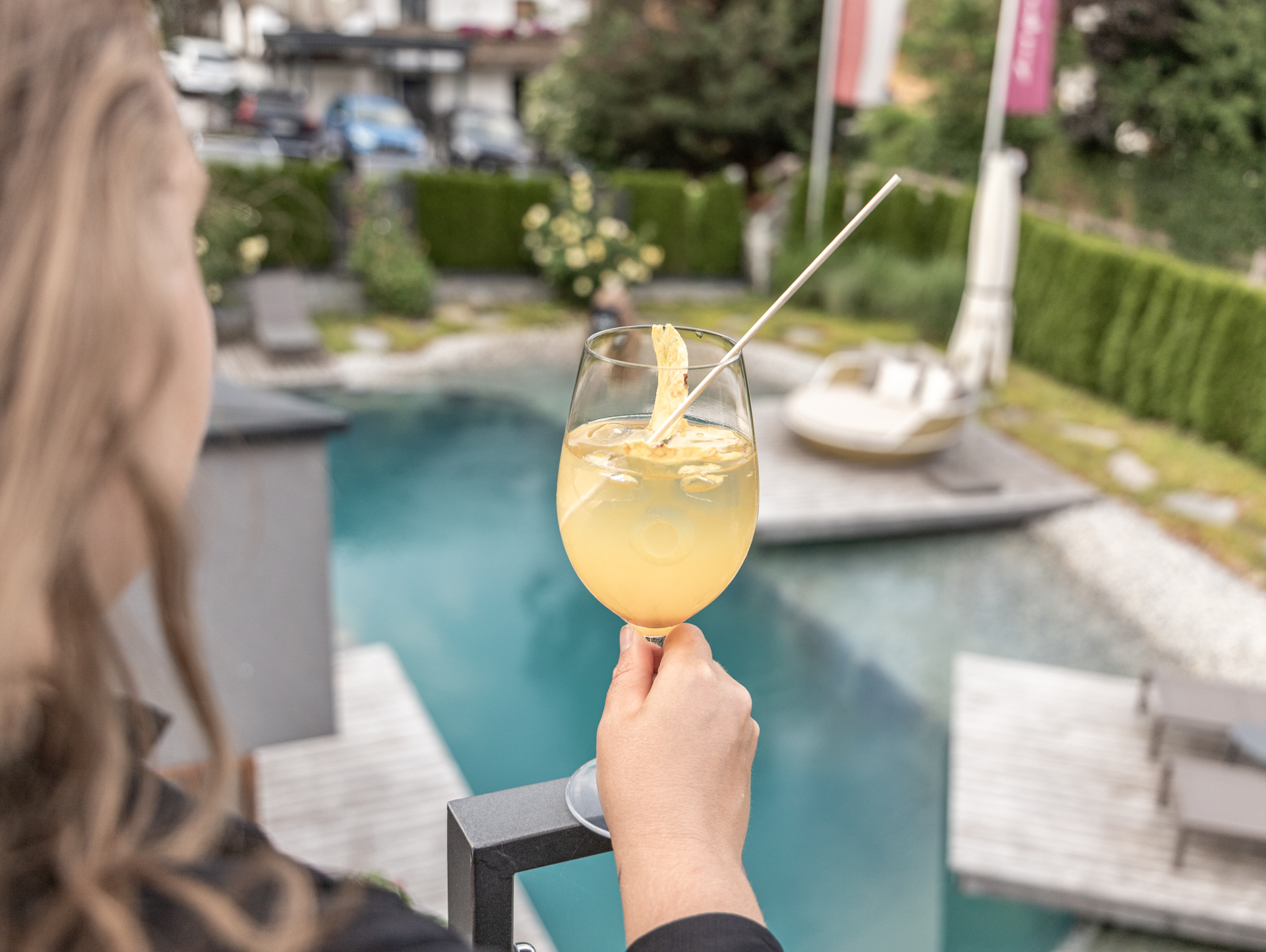 Wellnesshotel: Aperitif auf der Sonnenterrasse mit Blick auf den Naturpool - Hotel Gassner****Superior