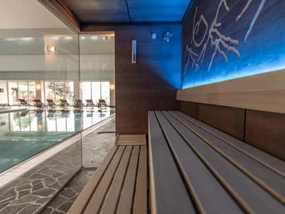 Wellnessurlaub - Maurach - Farblichthallenbad mit Dress-on-Sauna im 1.200 m² großen Crystal- & GartenSPA - Hotel Gassner****Superior