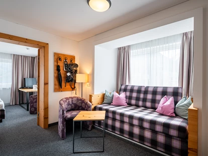 Wellnessurlaub - Maurach - Wohnraum im Wander- und Wellnesshotel Gassner 4* Superior - Beispielbild - Hotel Gassner****Superior