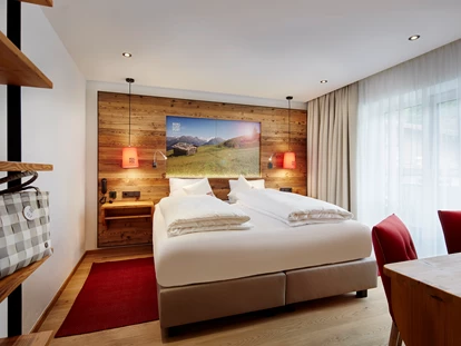 Wellnessurlaub - Maurach - Wohnraum im Wander- und Wellnesshotel Gassner 4* Superior - Beispielbild - Hotel Gassner****Superior