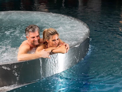 Wellnessurlaub - Maurach - Farblichthallenbad mit Whirlpool im 1.200 m² großen Crystal- & GartenSPA - Hotel Gassner****Superior