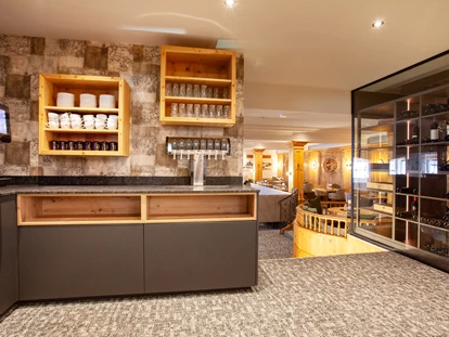 Wellnessurlaub - Maurach - Kaffee-, Tee,- und Saftbar im Wander- und Wellnesshotel Gassner 4* Superior mit Blick in den Speisesaal - Hotel Gassner****Superior
