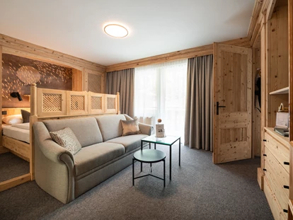 Wellnessurlaub - Maurach - Wohnraum im Wander- und Wellnesshotel Gassner 4* Superior - Beispielbild - Hotel Gassner****Superior