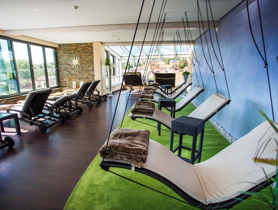 Wellnesshotel: Ruhebereich mit Schwebeliegen - Göbel´s Schlosshotel " Prinz von Hessen "