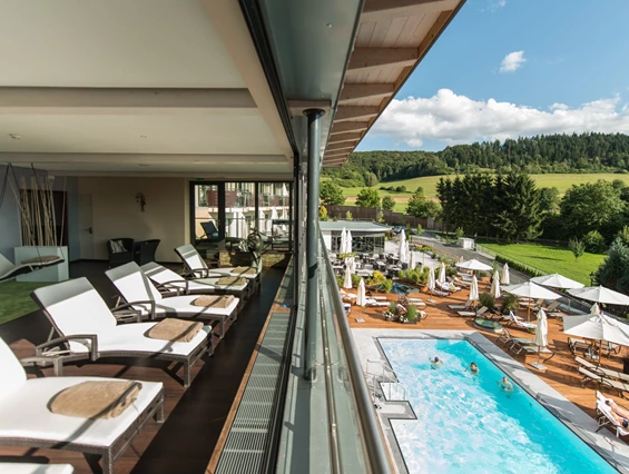 Wellnesshotel: Ruhebereich + Blick auf den Pool - Göbel´s Schlosshotel " Prinz von Hessen "
