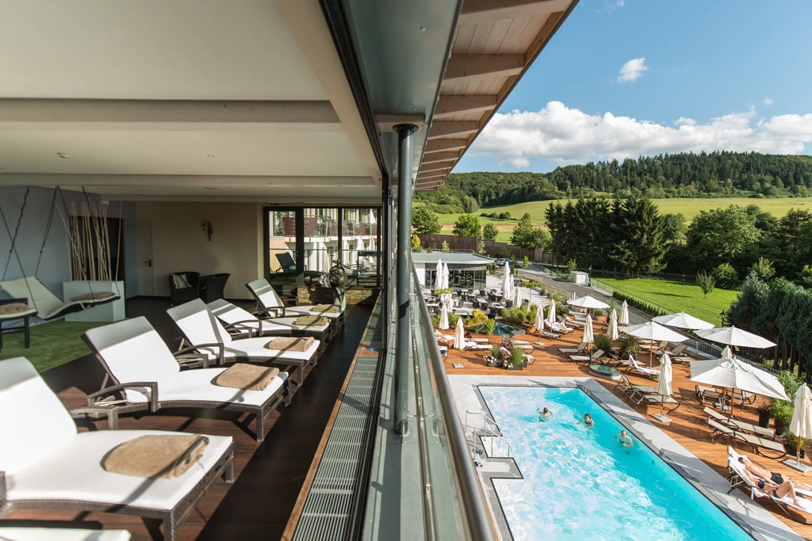 Wellnesshotel: Ruhebereich + Blick auf den Pool - Göbel´s Schlosshotel " Prinz von Hessen "