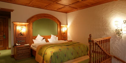 Wellnessurlaub - Whirlpool - Hessen - Zimmerbeispiel  Altholz Maisonette - Göbel´s Schlosshotel " Prinz von Hessen "