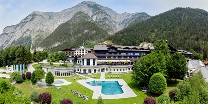 Wellnessurlaub - Parkplatz: kostenlos in Gehweite - Grießen (Leogang) - Hotel aussen - Hotel Gut Brandlhof