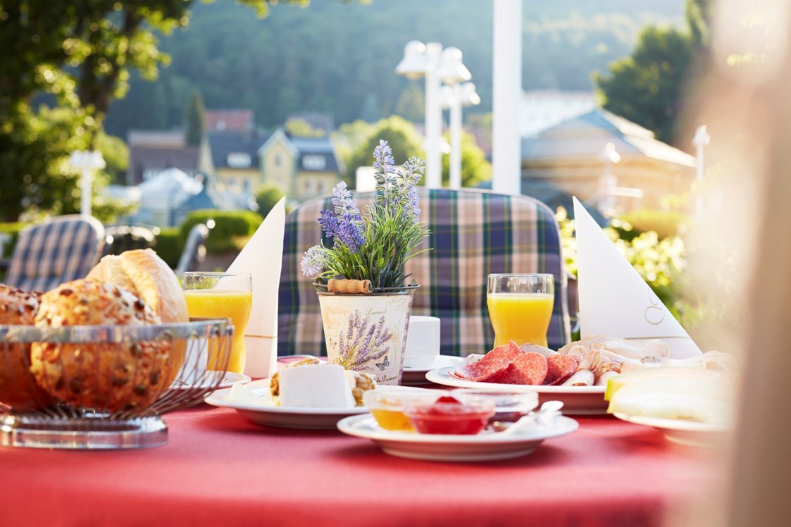 Wellnesshotel: Frühstück auf der Terrasse - Göbel's Hotel AquaVita