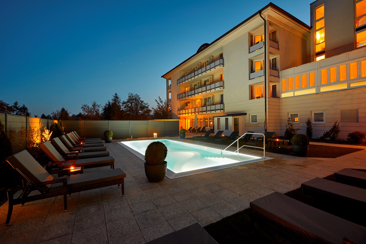 Göbel's Hotel Quellenhof Saunen und Bäder im Detail Außenpool