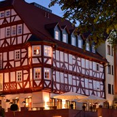 Wellnessurlaub: Spagebäude bei Nacht - Hotel Die Sonne Frankenberg
