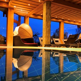 Wellnesshotel: Innenpool mit Gartenblick - Freund Das Hotel & Natur Resort