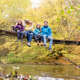 Wellnesshotel: Familien Spaziergang zur Wackelbrücke - Freund Das Hotel & Natur Resort