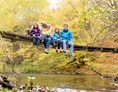 Wellnesshotel: Familien Spaziergang zur Wackelbrücke - Freund Das Hotel & Natur Resort