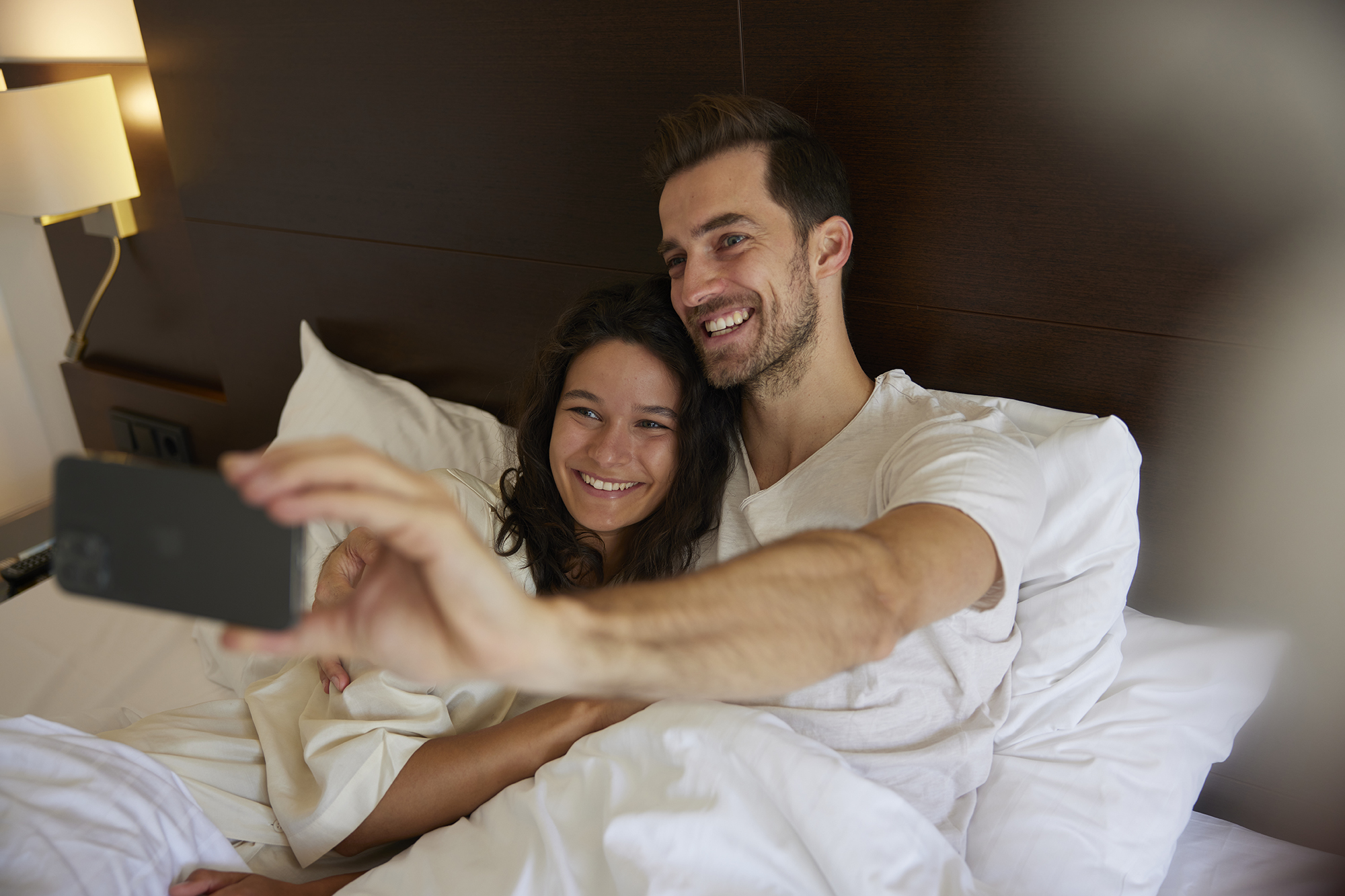 Wellnessurlaub - Ayurveda Massage - Hessen - Paar im Superior Zimmer - Sauerland Stern Hotel