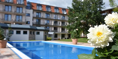 Wellnessurlaub - Finnische Sauna - Fladungen - Außenansicht mit Pool - Wellness- und Tagungshotel aqualux