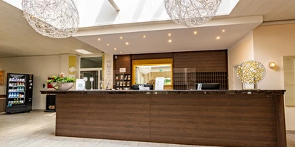 Wellnessurlaub - Finnische Sauna - Fladungen - Rezeption - Wellness- und Tagungshotel aqualux