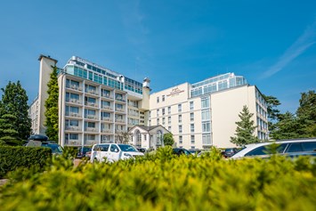 Wellnesshotel: Das Rugard Thermal Strandhotel befindet sich direkt am kilometerlangen Sandstrand mit flachabfallender Ostsee. - Rugard Strandhotel