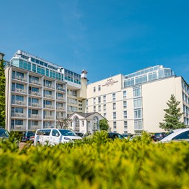 Wellnesshotel: Das Rugard Thermal Strandhotel befindet sich direkt am kilometerlangen Sandstrand mit flachabfallender Ostsee. - Rugard Strandhotel