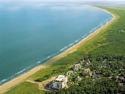Wellnessurlaub - Paarmassage - Ostsee - Endlose Weite am Sandstrand vor den Strandhotel Dünenmeer - Strandhotel Dünenmeer