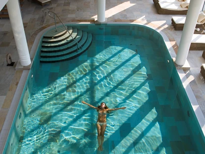Wellnessurlaub - Paarmassage - Ostsee - Dünenmeer Pool mit Blick in die Dünen - Strandhotel Dünenmeer