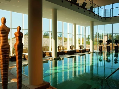 Wellnessurlaub - Paarmassage - Ostsee - Dünenmeer Pool mit Blick in die Dünen - Strandhotel Dünenmeer