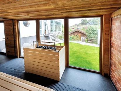 Wellnessurlaub - Paarmassage - Ostsee - Saunagarten mit Finnischer Sauna mit Blick in die Dünen - Strandhotel Dünenmeer