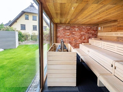 Wellnessurlaub - Paarmassage - Ostsee - Saunagarten mit Finnischer Sauna mit Blick in die Dünen - Strandhotel Dünenmeer