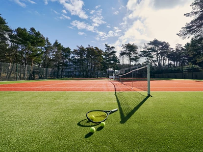 Wellnessurlaub - Paarmassage - Ostsee - Tennisplatz im Strandhotel Fischland - Strandhotel Fischland