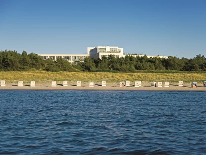 Wellnessurlaub - Paarmassage - Ostsee - Strandhotel Fischland direkt in den Dünen mit Meer - Strandhotel Fischland