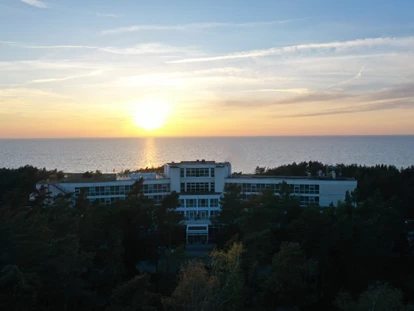 Wellnessurlaub - Paarmassage - Ostsee - Strandhotel Fischland von Oben mit Meerblick - Strandhotel Fischland