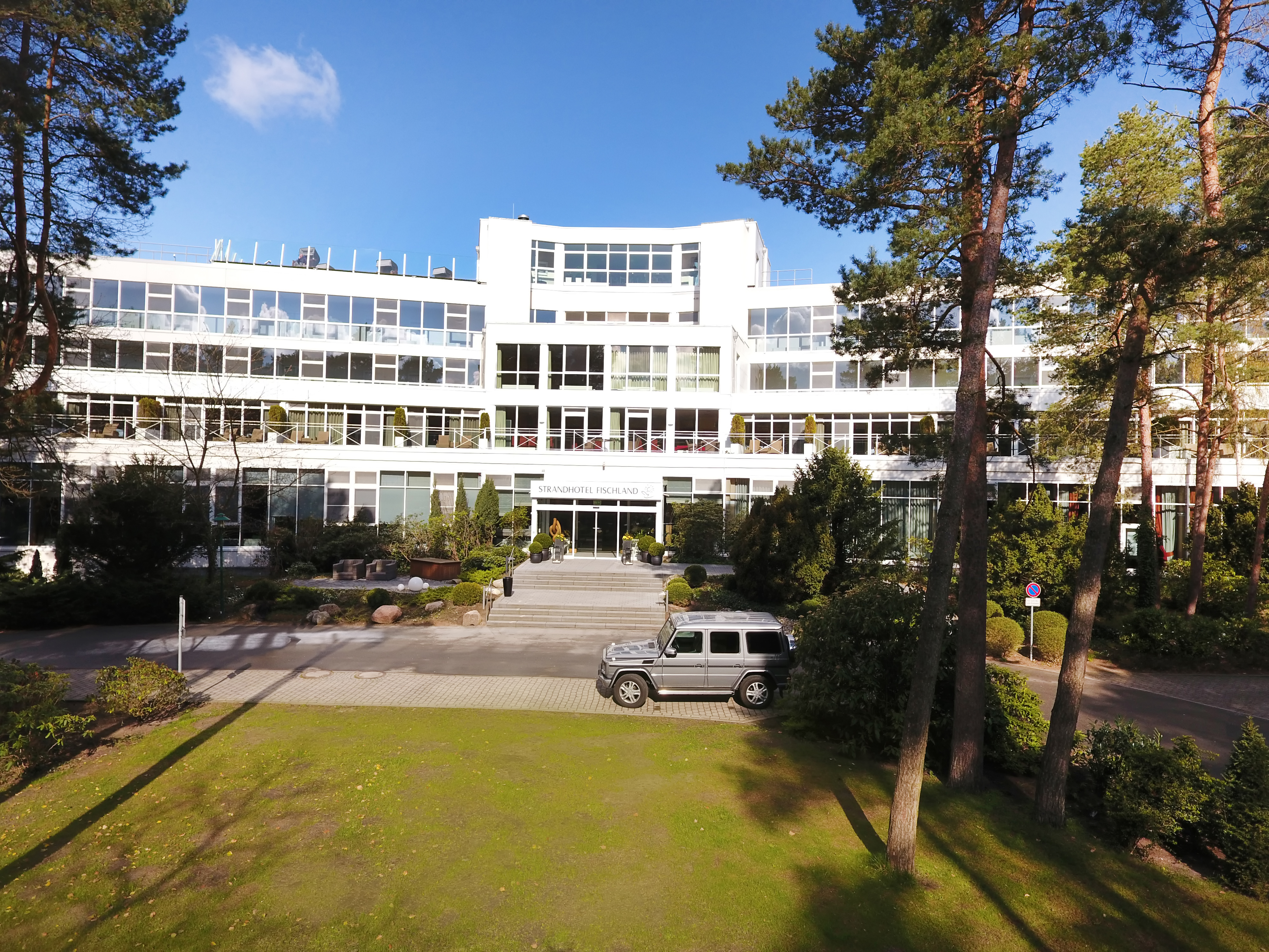 Wellnesshotel: Strandhotel Fischland von der Landseite, direkt im Küstenwald gelegen - Strandhotel Fischland 
