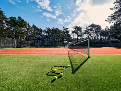 Wellnessurlaub - Paarmassage - Ostsee - Tennisplatz outdoor, Quarzsand - Strandhotel Fischland