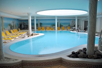 Wellnesshotel: Der 28°C warme Pool des Arkona Strandhotels inklusive einem Hot-Whirlpool. Weiterhin bieten wir Ihnen verschiedene Saunen an.  - Arkona Strandhotel