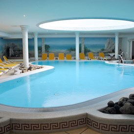 Wellnesshotel: Der 28°C warme Pool des Arkona Strandhotels inklusive einem Hot-Whirlpool. Weiterhin bieten wir Ihnen verschiedene Saunen an.  - Arkona Strandhotel