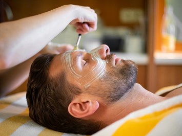 Familien Wellness Hotel Seeklause Behandlungen im Detail Gesichtsbehandlung - Man Kosmetik