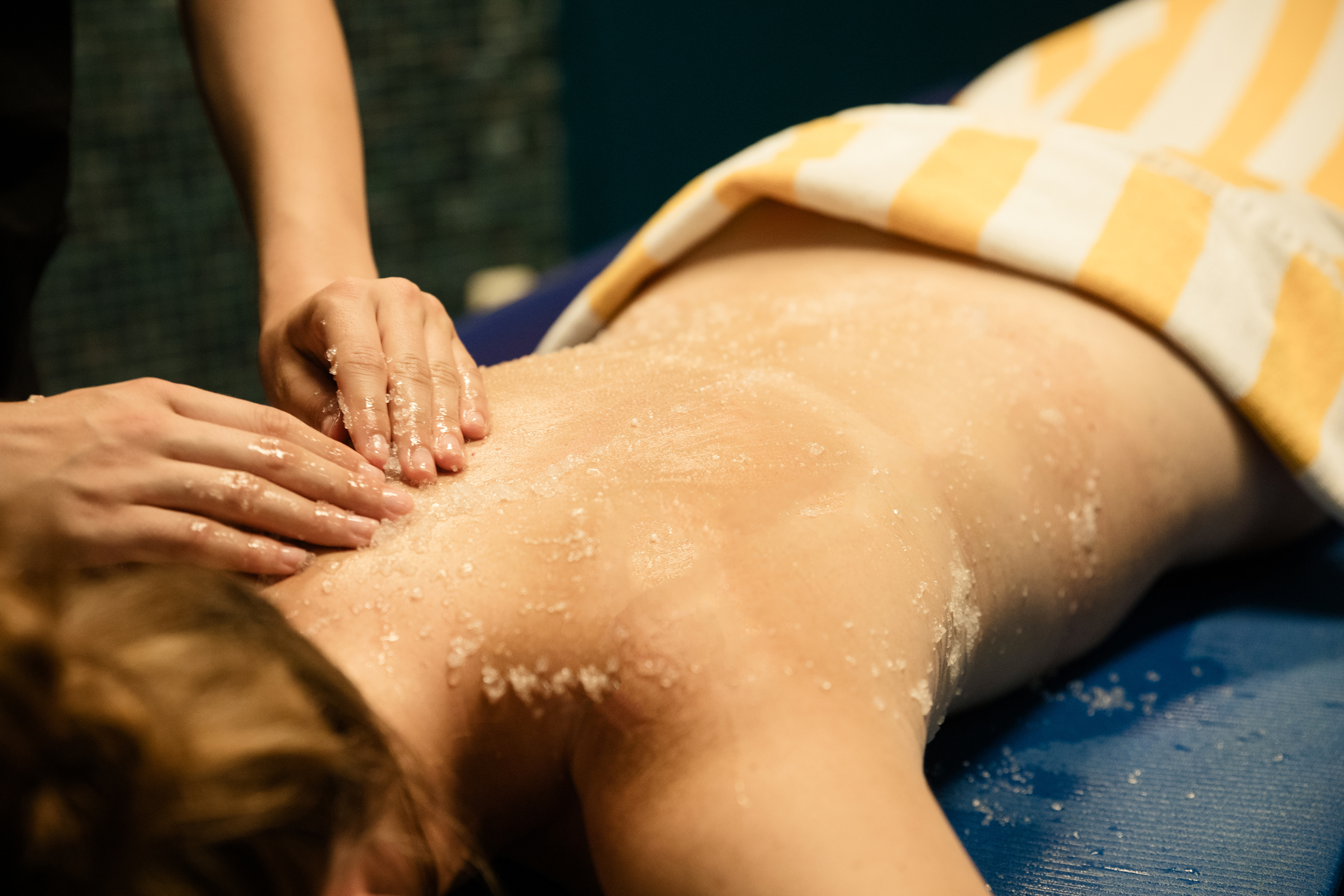 Familien Wellness Hotel Seeklause Behandlungen im Detail Meersalzpeeling