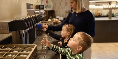 Wellnessurlaub - Babysitterservice - Getränkestation in neuem Buffetraum - Familien Wellness Hotel Seeklause