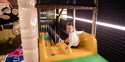 Wellnessurlaub - Babysitterservice - Indoor-Spielanlage "Piratenbucht" - Familien Wellness Hotel Seeklause