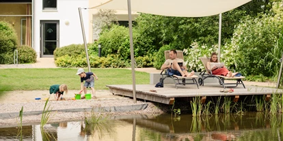 Wellnessurlaub - Babysitterservice - Sonnenliegen im Innenhof - Familien Wellness Hotel Seeklause