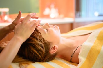 Wellnesshotel: Kopf-Massage - Familien Wellness Hotel Seeklause