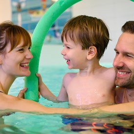 Wellnesshotel: Familie im Schwimmbad - Familien Wellness Hotel Seeklause