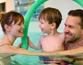 Wellnesshotel: Familie im Schwimmbad - Familien Wellness Hotel Seeklause