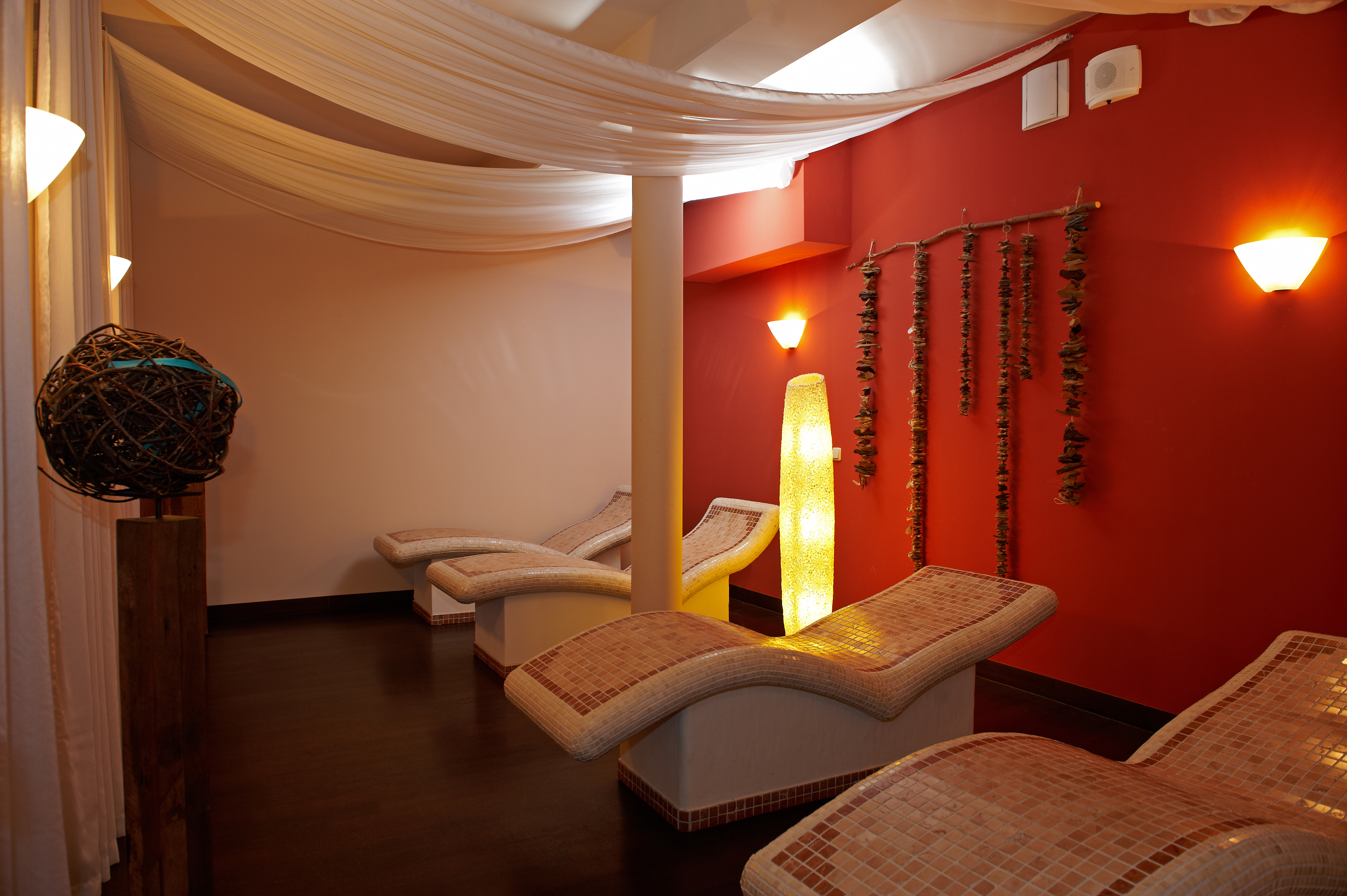 Wellnesshotel: beheizte Steinliegen - Ostseehotel - Villen im Park