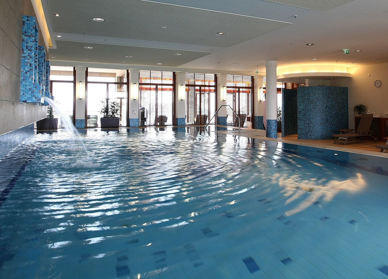 ATLANTIC Hotel Wilhelmshaven Saunen und Bäder im Detail Indoor-Pool 