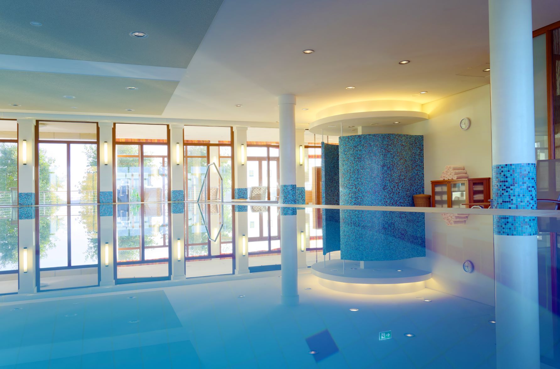 ATLANTIC Hotel Wilhelmshaven Saunen und Bäder im Detail Indoor-Pool 