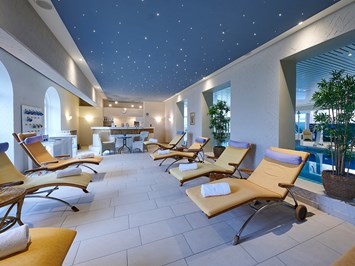 Badhotel Sternhagen Saunen und Bäder im Detail Tropic-Lounge mit Sternenhimmel und separatem Ruhebereich