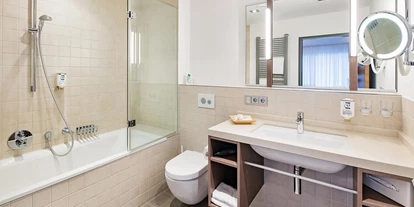 Wellnessurlaub - barrierefrei - Niedersachsen - Badezimmerbeispiel Komfort-Plus-Zimmer - Göbel's Vital Hotel