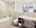 Wellnesshotel: Badezimmerbeispiel Komfort-Plus-Zimmer - Göbel's Vital Hotel